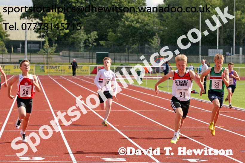 Under-13 boys 200 metres. Photo: David T. Hewitson/Sports for All Pics